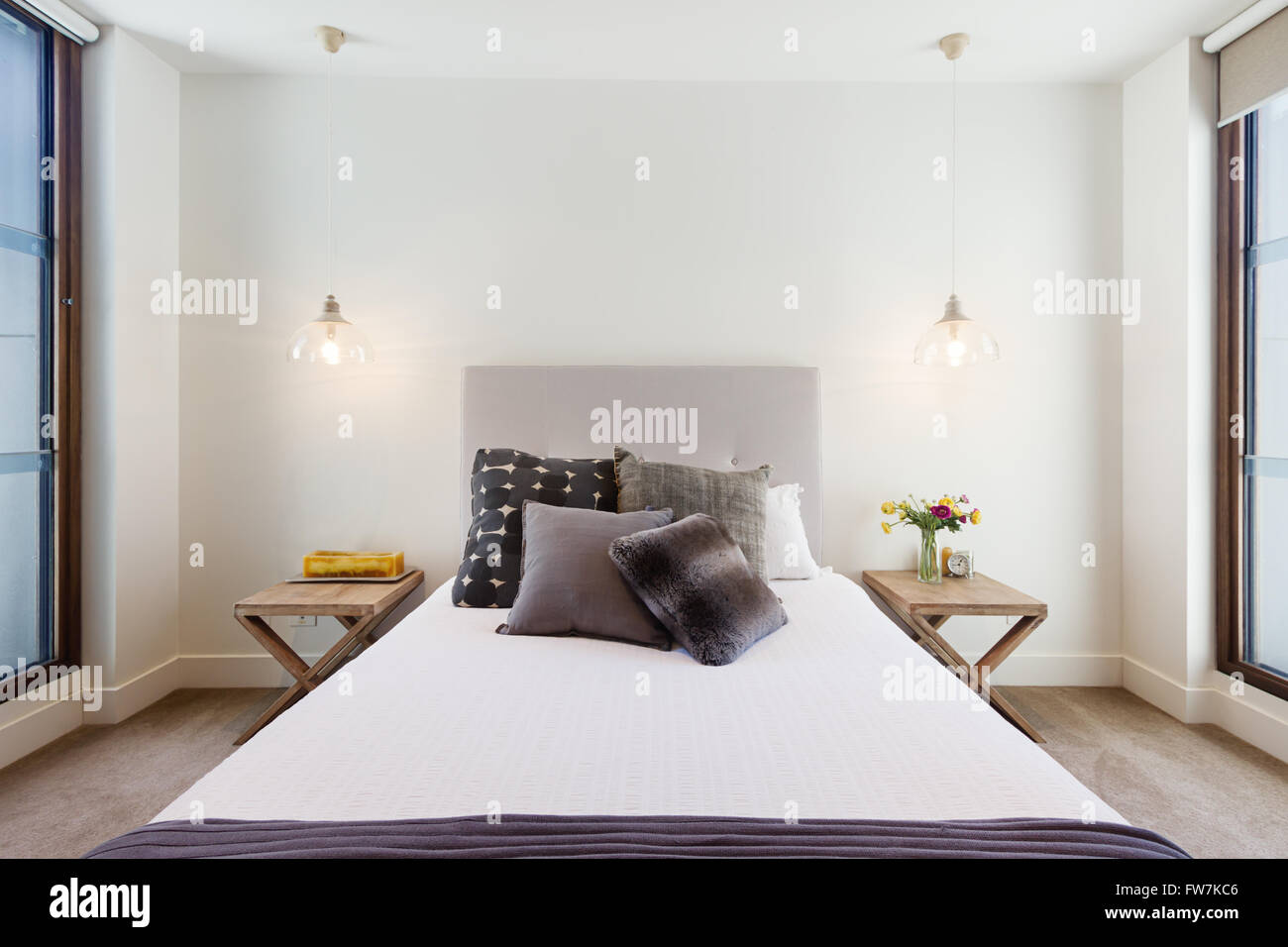 Schöne Hamptons Stil Schlafzimmer Dekor in Luxus Wohnlandschaft mit Anhänger Beleuchtung Stockfoto