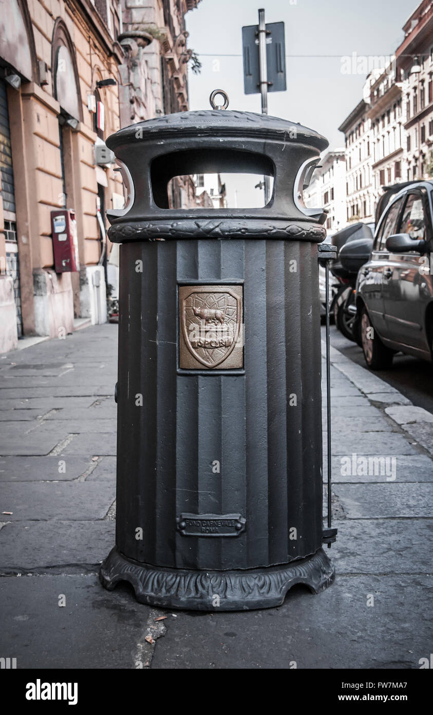Mülleimer auf der Straße von Rom Stockfoto