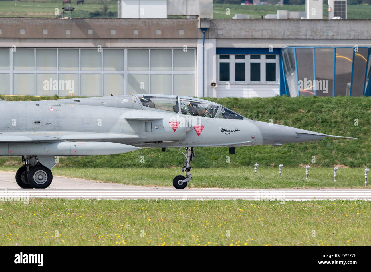 Dassault Mirage III DS Kampfflugzeuge in Schweizer Luftwaffe Abzeichen (J-2012), das Flugzeug trägt der zivile Registrierung HB-RDF Stockfoto