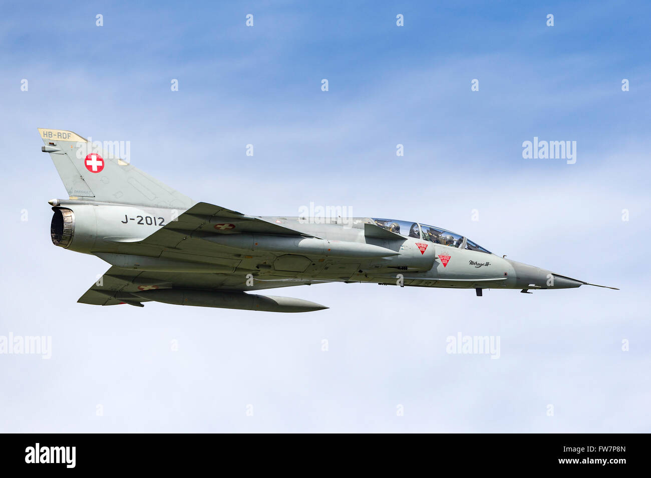Dassault Mirage III DS Kämpfer HB-RDF in Schweizer Luftwaffe Abzeichen mit  einem Fallschirm Drogue nach der Landung verlangsamen Stockfotografie -  Alamy
