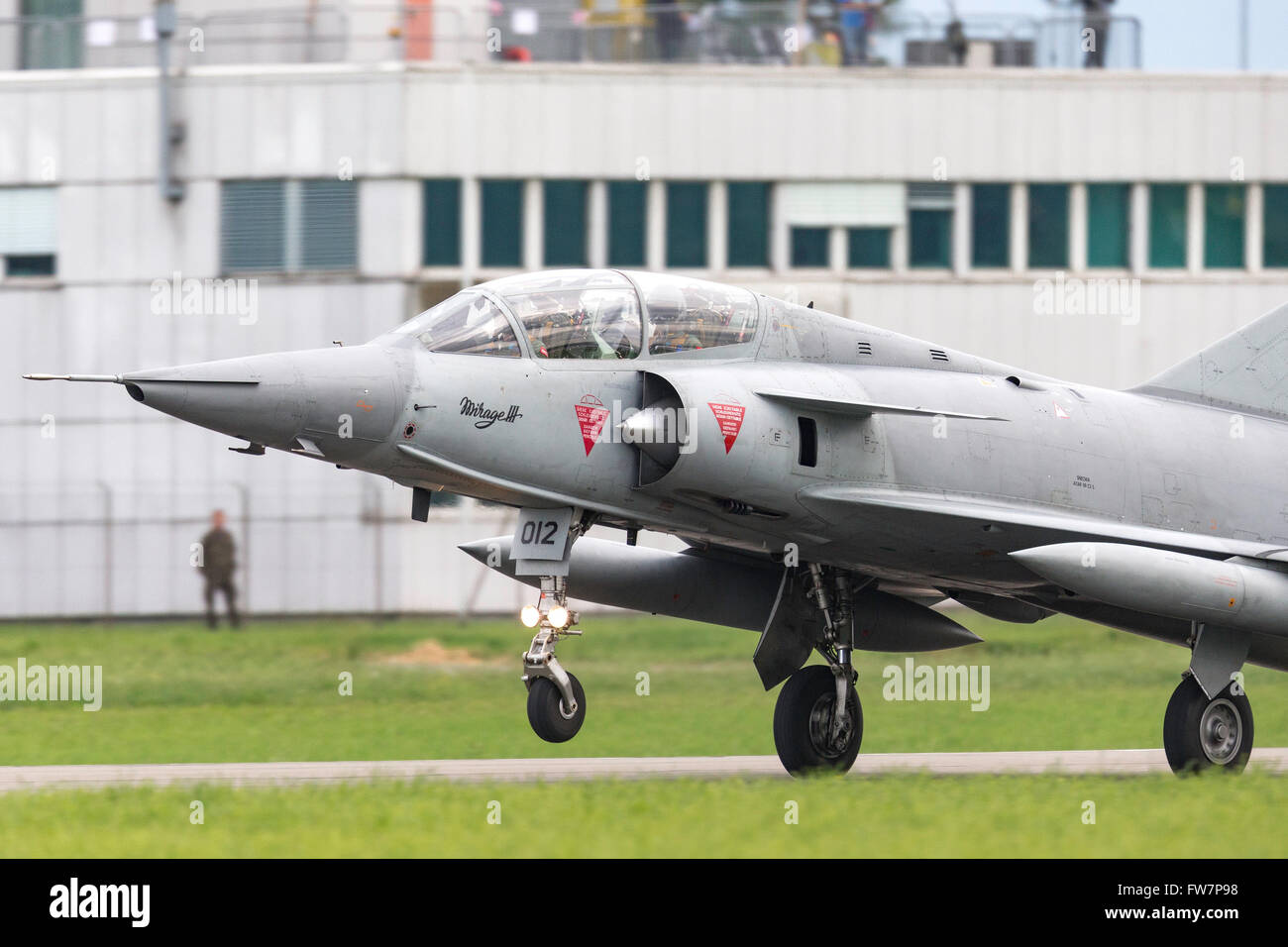 Dassault Mirage III DS Kampfflugzeuge in Schweizer Luftwaffe Abzeichen (J-2012), das Flugzeug trägt der zivile Registrierung HB-RDF Stockfoto