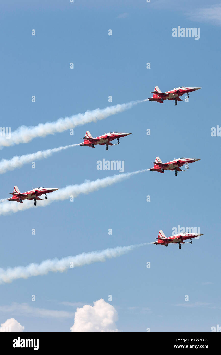 Patrouille Suisse, das Bildung Kunstflug Display Team der Schweizer Luftwaffe Northrop F-5E Tiger II Jet-Flugzeug zu fliegen. Stockfoto