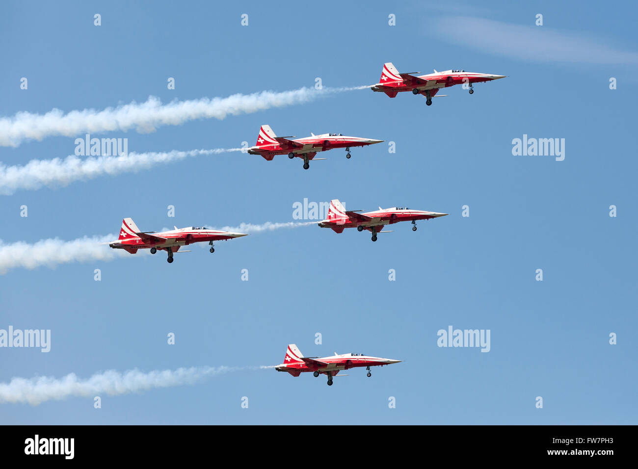 Patrouille Suisse, das Bildung Kunstflug Display Team der Schweizer Luftwaffe Northrop F-5E Tiger II Jet-Flugzeug zu fliegen. Stockfoto