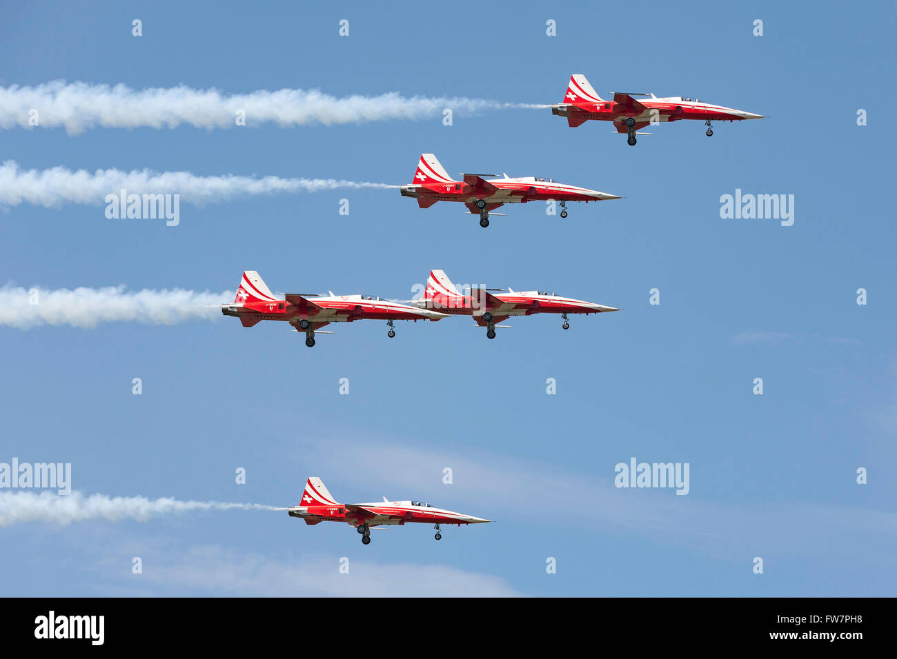 Patrouille Suisse, das Bildung Kunstflug Display Team der Schweizer Luftwaffe Northrop F-5E Tiger II Jet-Flugzeug zu fliegen. Stockfoto