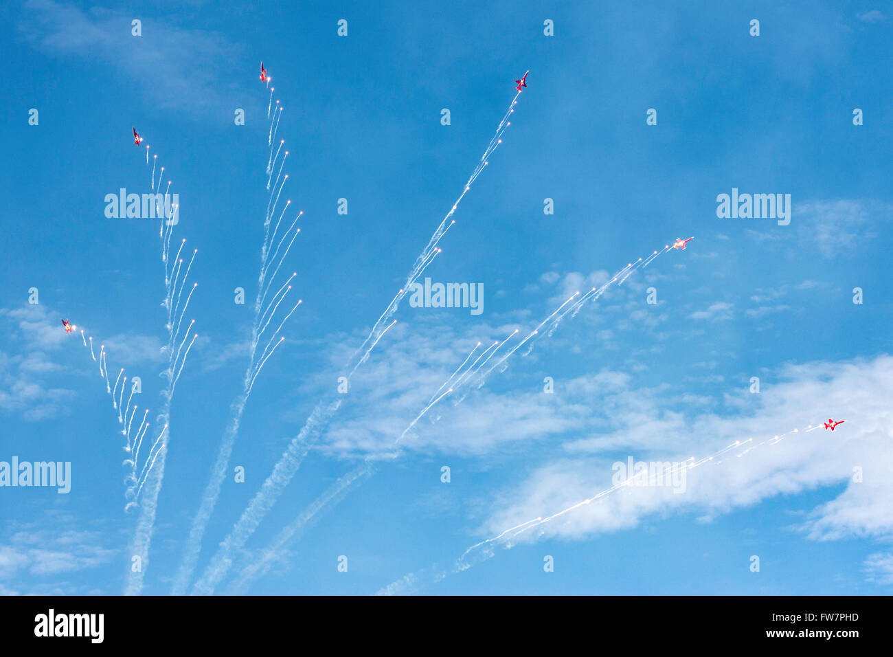 Patrouille Suisse, das Bildung Kunstflug Display Team der Schweizer Luftwaffe Northrop F-5E Tiger II Jet-Flugzeug zu fliegen. Stockfoto