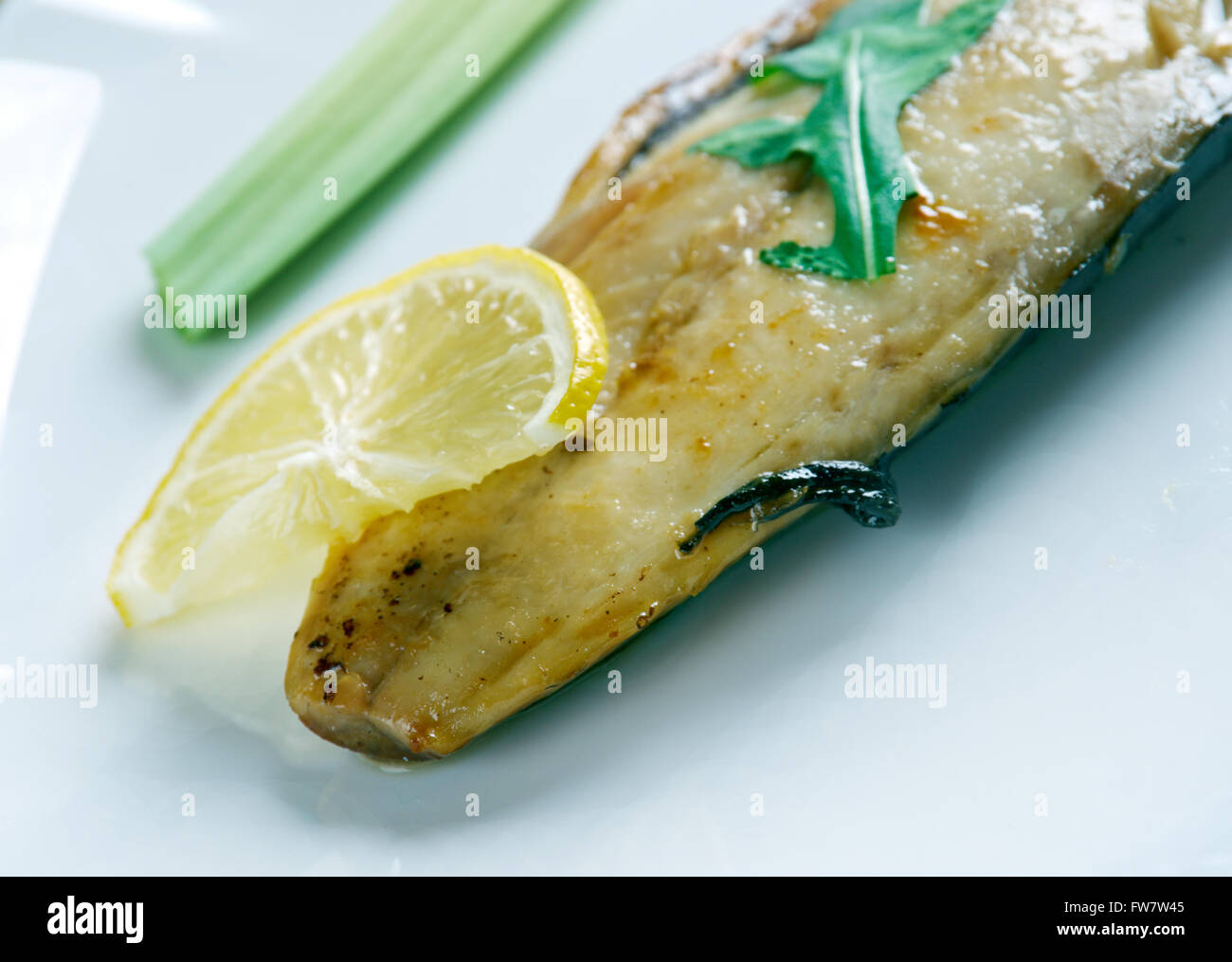 Fırında Palamut Tarifi. Türkische Gericht aus Fisch der Saison Stockfoto