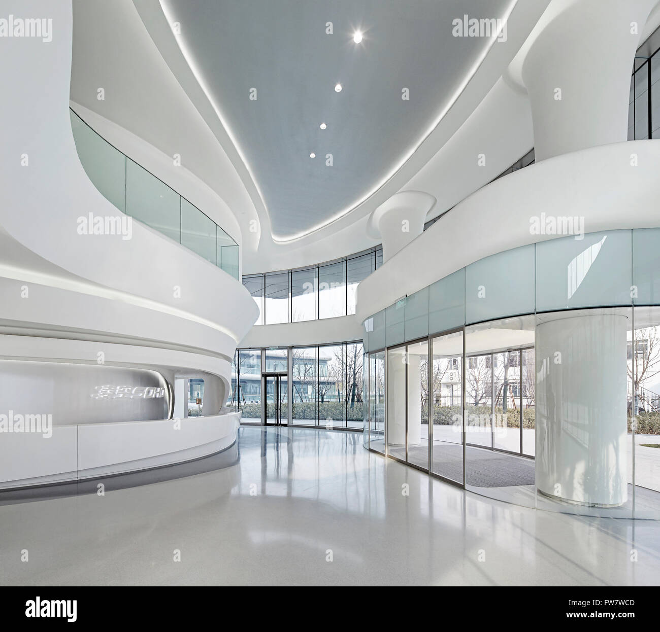 Gebogene und verglaste weiße Interieur des Empfangs. Himmel SOHO, Shanghai, China. Architekt: Zaha Hadid Architects, 2014. Stockfoto