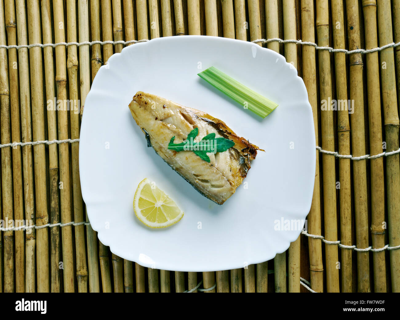 Fırında Palamut Tarifi. Türkische Gericht aus Fisch der Saison Stockfoto