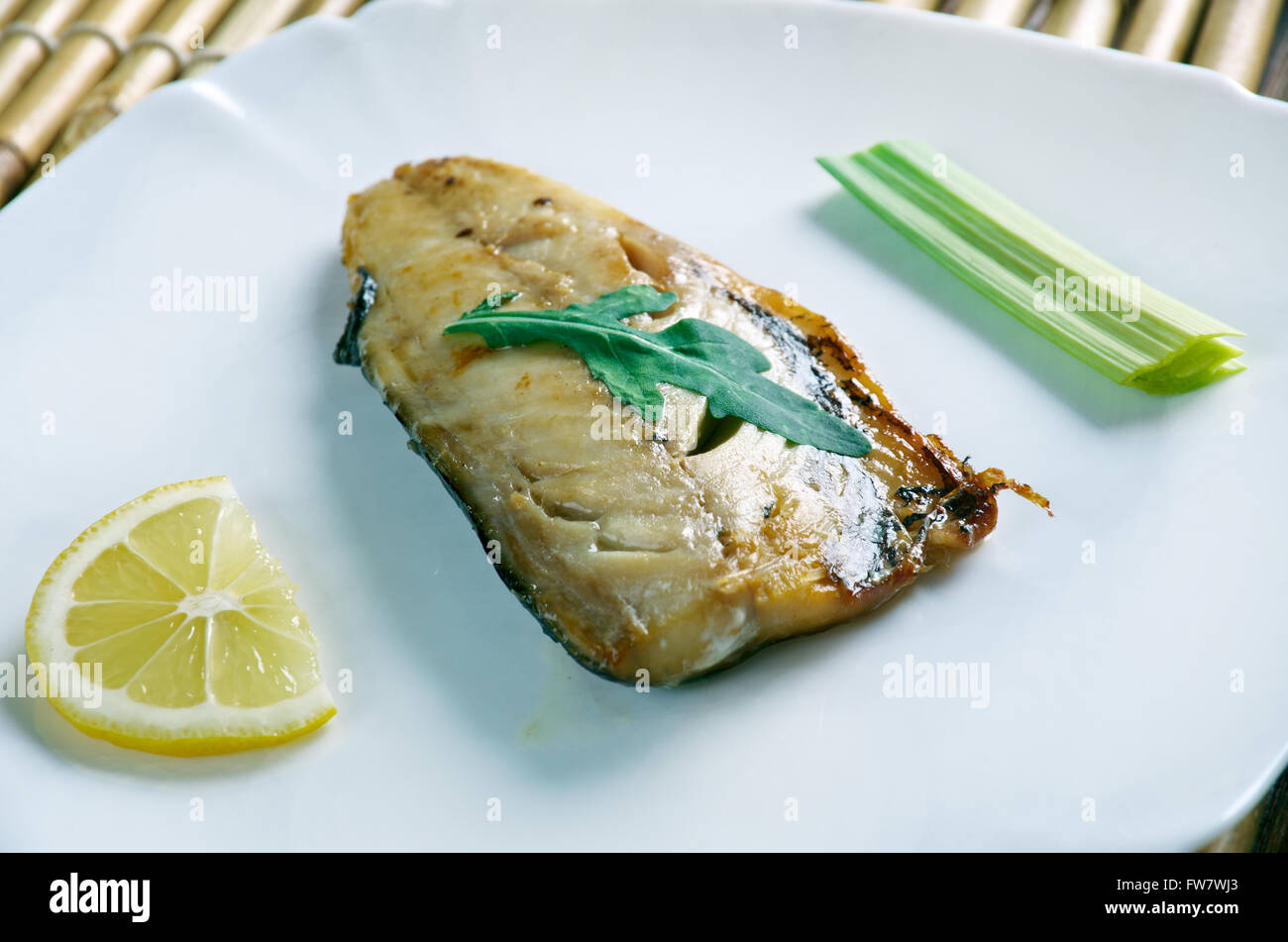 Fırında Palamut Tarifi. Türkische Gericht aus Fisch der Saison Stockfoto