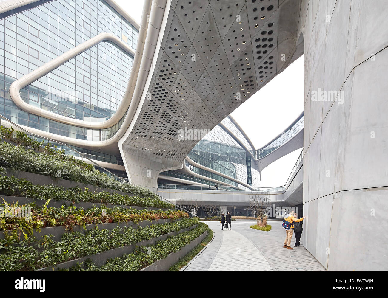 Angelegten Gehwege und Untersicht der Brücke. Himmel SOHO, Shanghai, China. Architekt: Zaha Hadid Architects, 2014. Stockfoto
