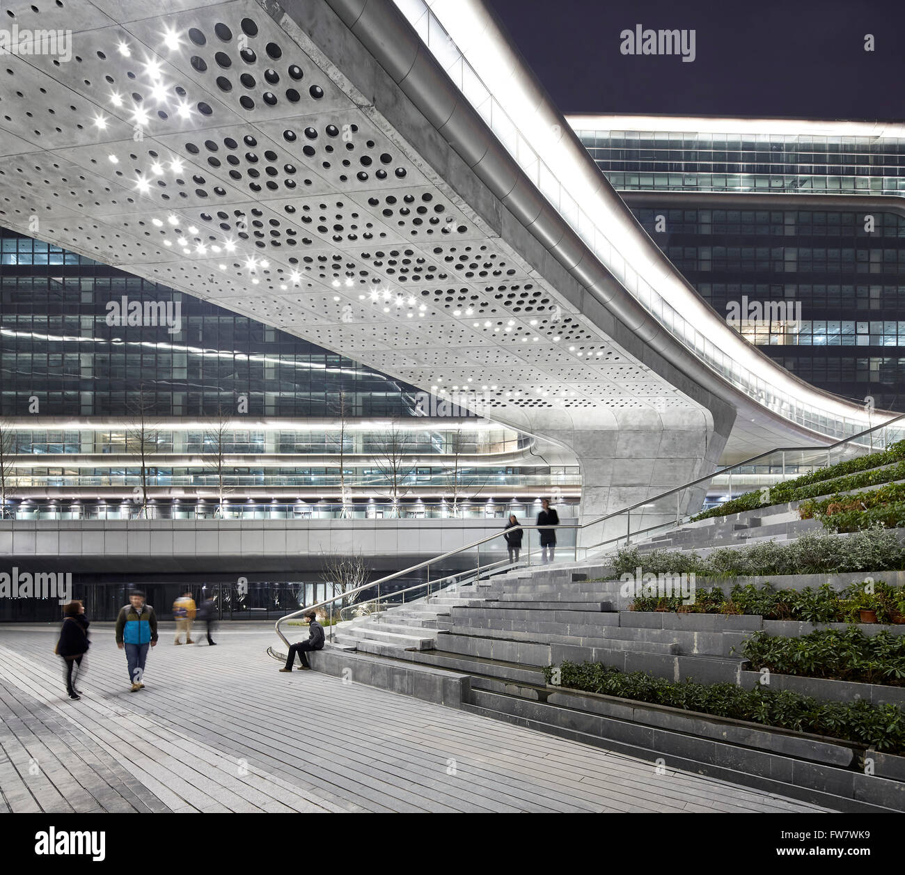 Angelegten Gehwege und Untersicht der Brücke. Himmel SOHO, Shanghai, China. Architekt: Zaha Hadid Architects, 2014. Stockfoto