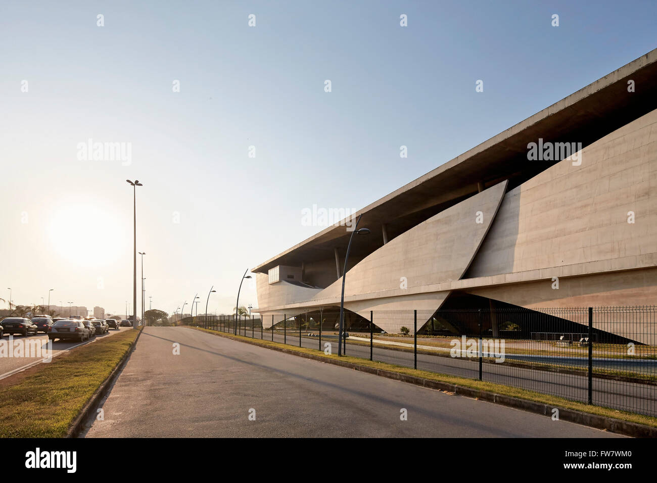 Fassade und Street Perspektive. La Cidade Das Artes, Barra da Tijuca, Brasilien. Architekt: Christian de Portzamparc, 2014. Stockfoto