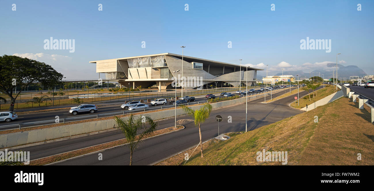Kontextbezogene Höhe mit der Straße. La Cidade Das Artes, Barra da Tijuca, Brasilien. Architekt: Christian de Portzamparc, 2014. Stockfoto