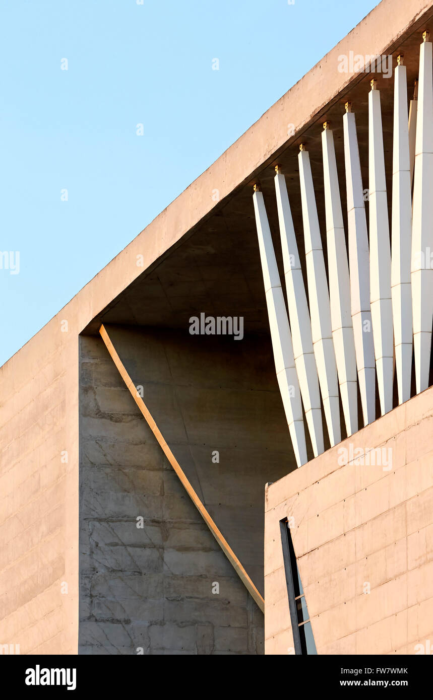 Betonfassade Detail mit Pylonen. La Cidade Das Artes, Barra da Tijuca, Brasilien. Architekt: Christian de Portzamparc, 2014. Stockfoto