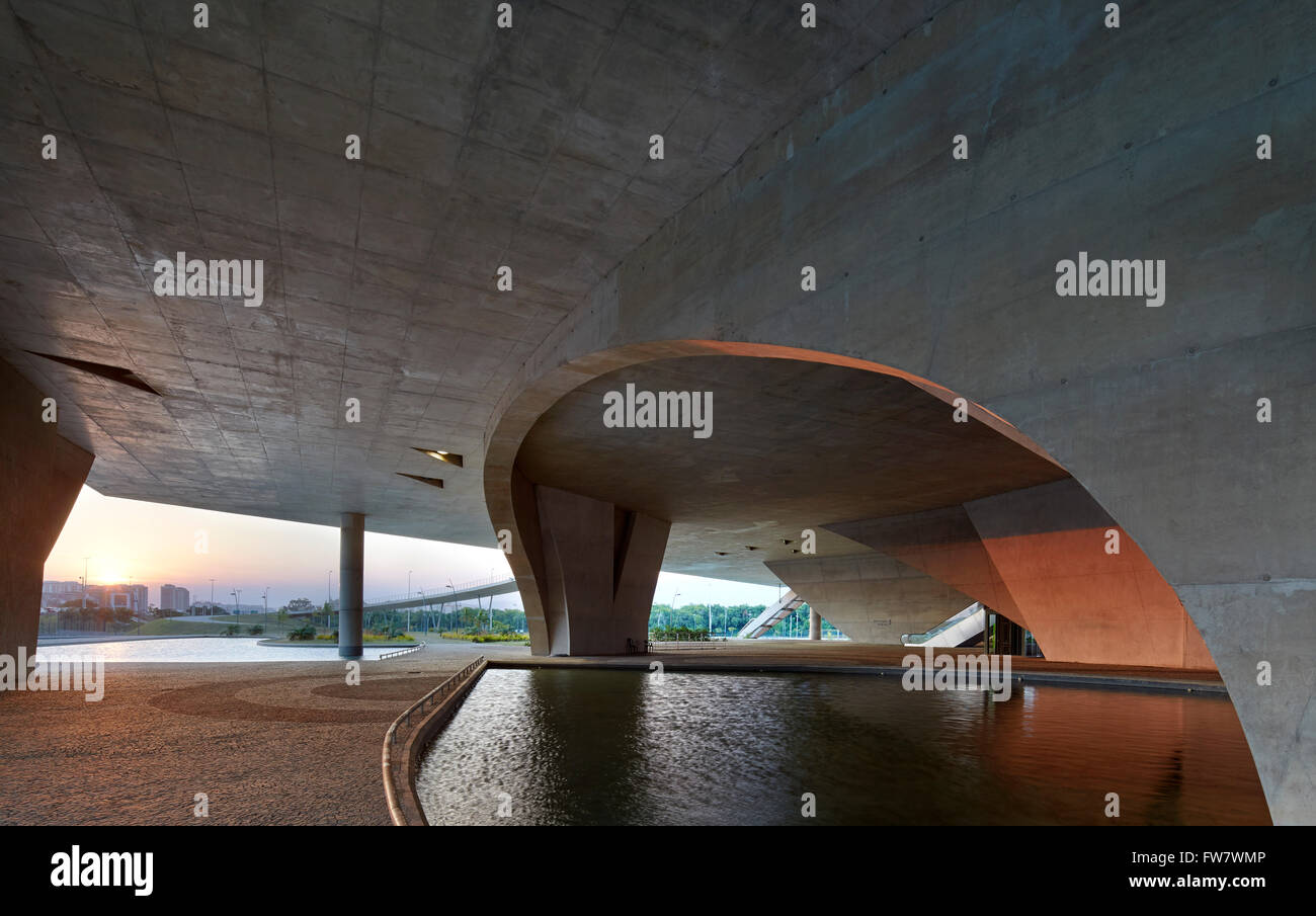Überdachte Außenbereich Teichanlage im Erdgeschoss. La Cidade Das Artes, Barra da Tijuca, Brasilien. Architekt: Christian de Portzamparc, Stockfoto
