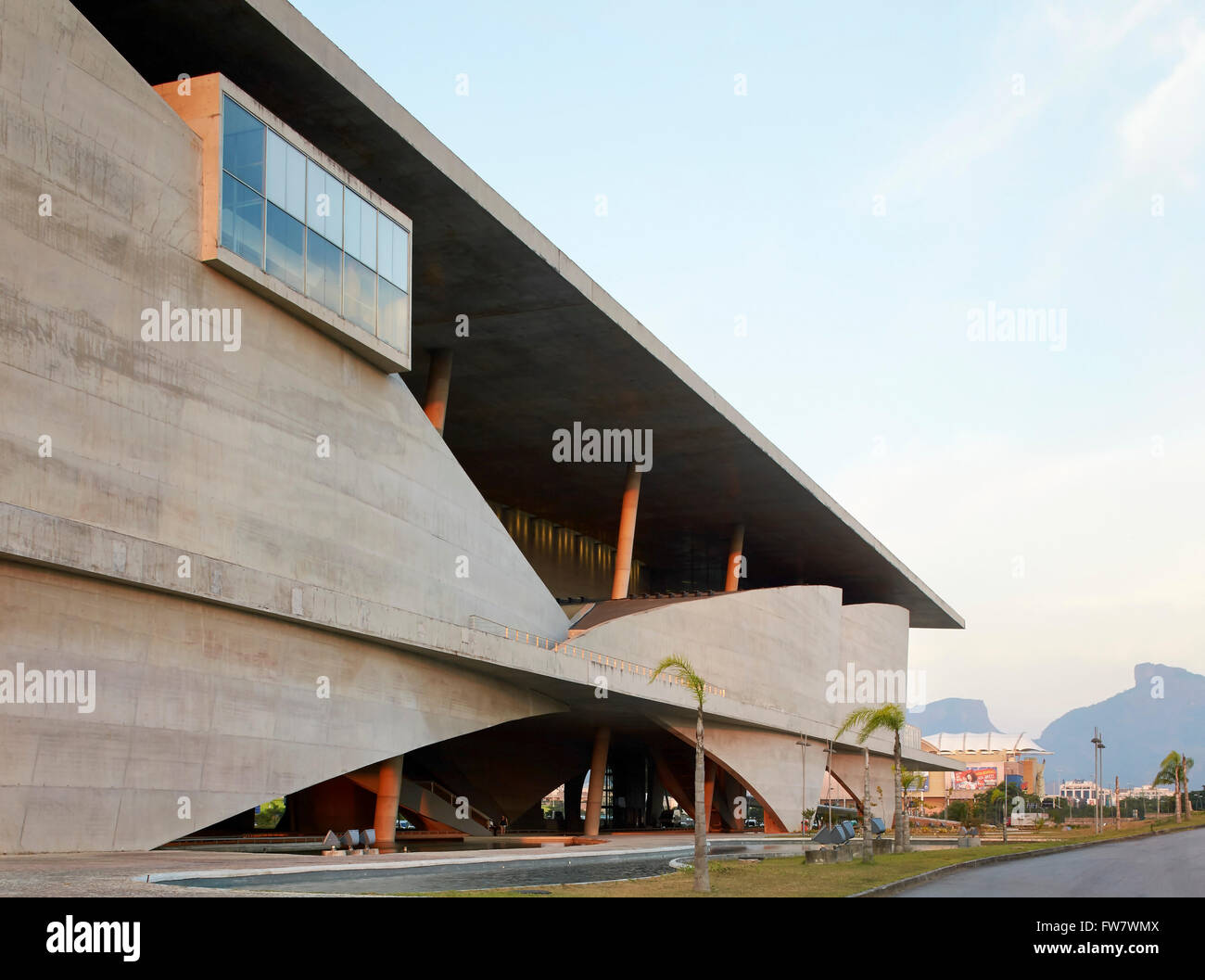 Schräge Fassade Höhe. La Cidade Das Artes, Barra da Tijuca, Brasilien. Architekt: Christian de Portzamparc, 2014. Stockfoto