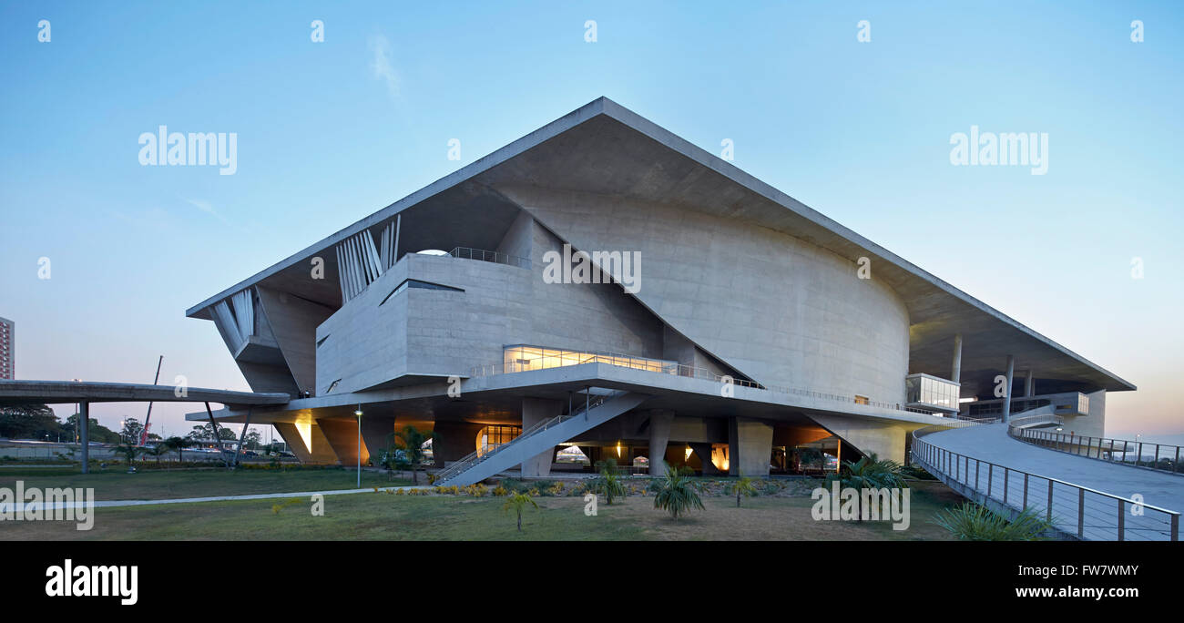 Alles in allem Ecke Höhe mit Rampe. La Cidade Das Artes, Barra da Tijuca, Brasilien. Architekt: Christian de Portzamparc, 20 Stockfoto