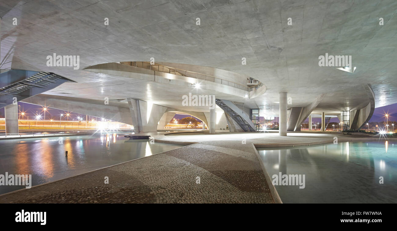 Überdachte Wasserspiele mit Brücke Gehweg im Erdgeschoss. La Cidade Das Artes, Barra da Tijuca, Brasilien. Architekt: Christian Stockfoto