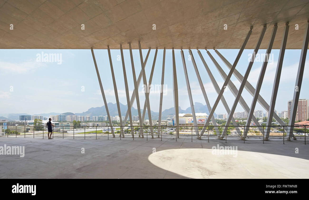 Blick vom überdachten öffentlichen Platz in Richtung Stadt und die Berge. La Cidade Das Artes, Barra da Tijuca, Brasilien. Architekt: Christian d Stockfoto