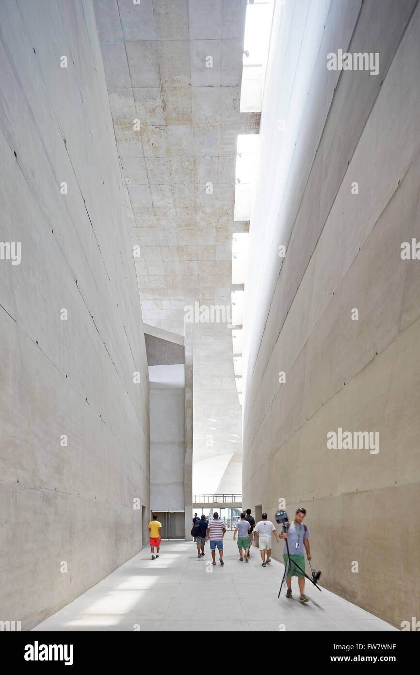 Voller Höhe inneren Korridor mit Besuchern. La Cidade Das Artes, Barra da Tijuca, Brasilien. Architekt: Christian de Portzamparc, Stockfoto