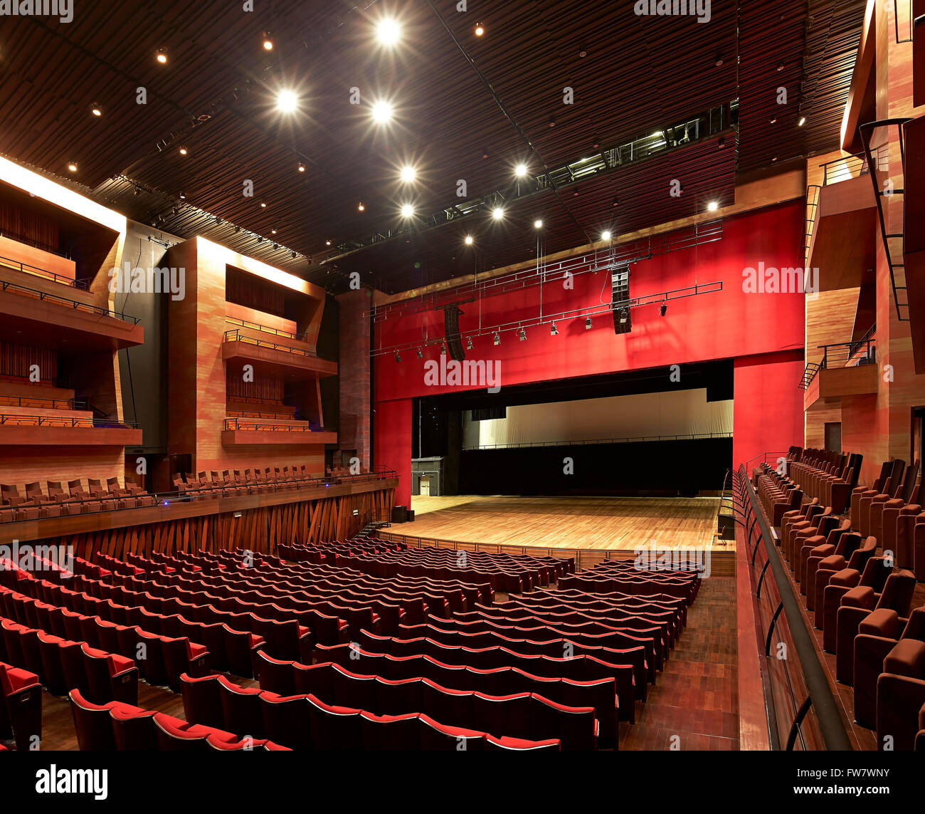 Konzertsaal mit Stufen und Bühne. La Cidade Das Artes, Barra da Tijuca, Brasilien. Architekt: Christian de Portzamparc, 2014. Stockfoto