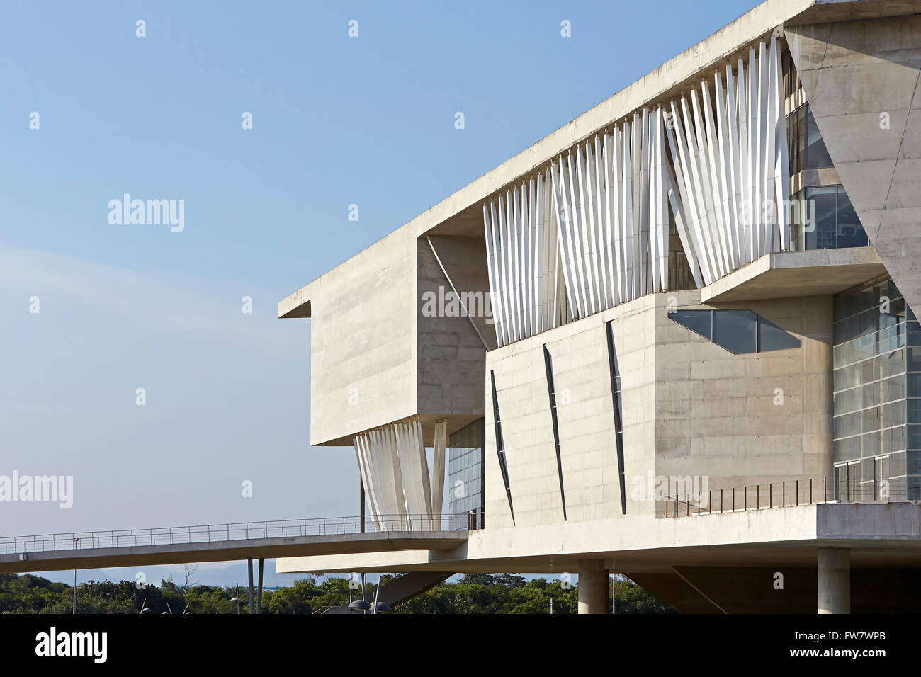 Fußgängerbrücke Link zum Gebäude. La Cidade Das Artes, Barra da Tijuca, Brasilien. Architekt: Christian de Portzamparc, 2014 Stockfoto