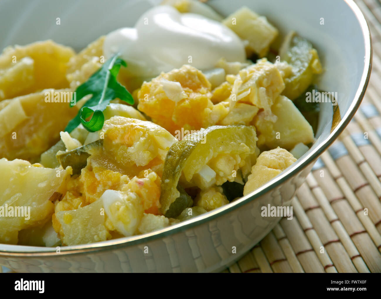 Kabeljau, Salat, Gewürzgurken, Ei und Kartoffeln Stockfoto