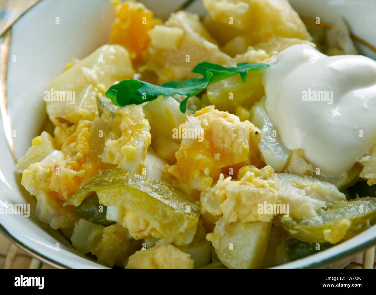 Kabeljau, Salat, Gewürzgurken, Ei und Kartoffeln Stockfoto