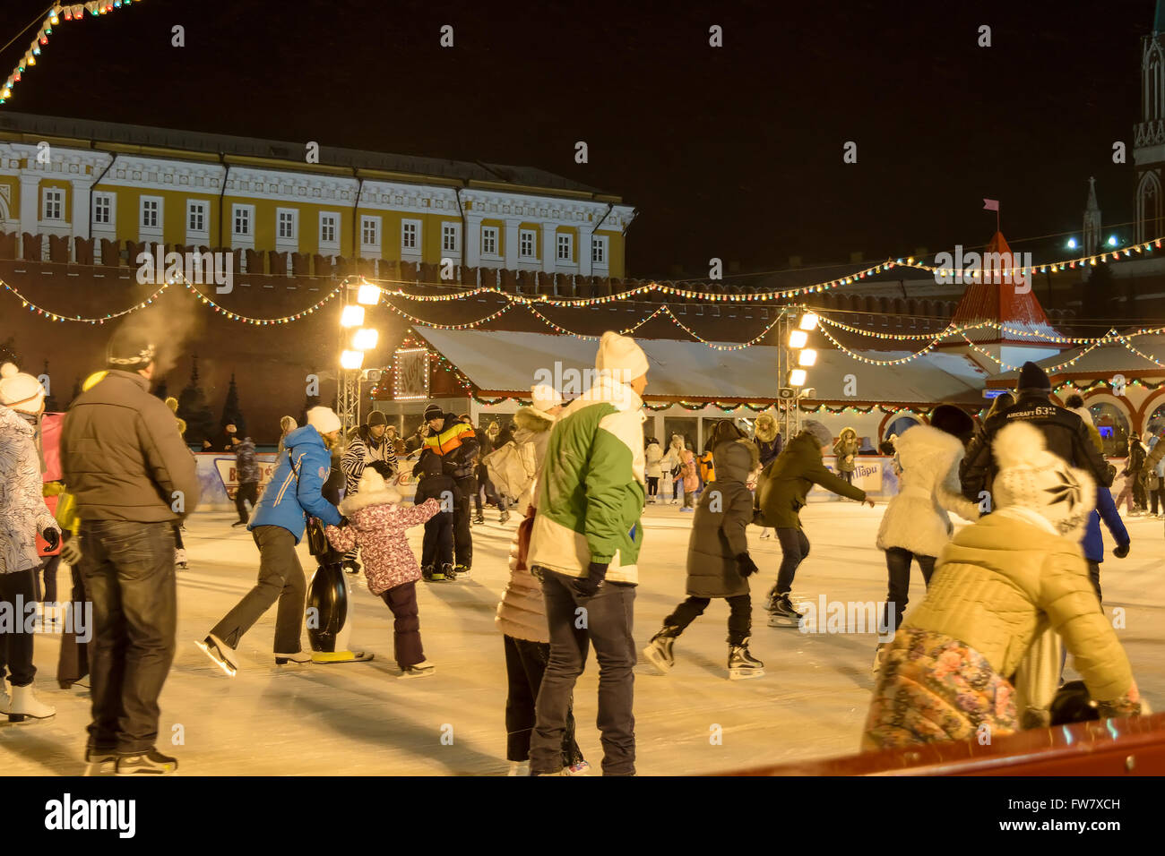 Moskau, Russland - 5. Januar 2016: Menschen Skate auf GUM Eisbahn auf dem Roten Platz in der Nacht Stockfoto