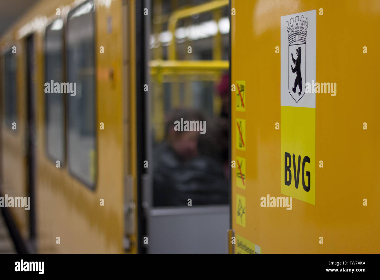 Berlin, Deutschland - 30. März 2016: Nahaufnahme von dem Logo von öffentlichen Verkehrsmitteln (BVG) und das Berliner Wahrzeichen (Berliner Bär) Stockfoto