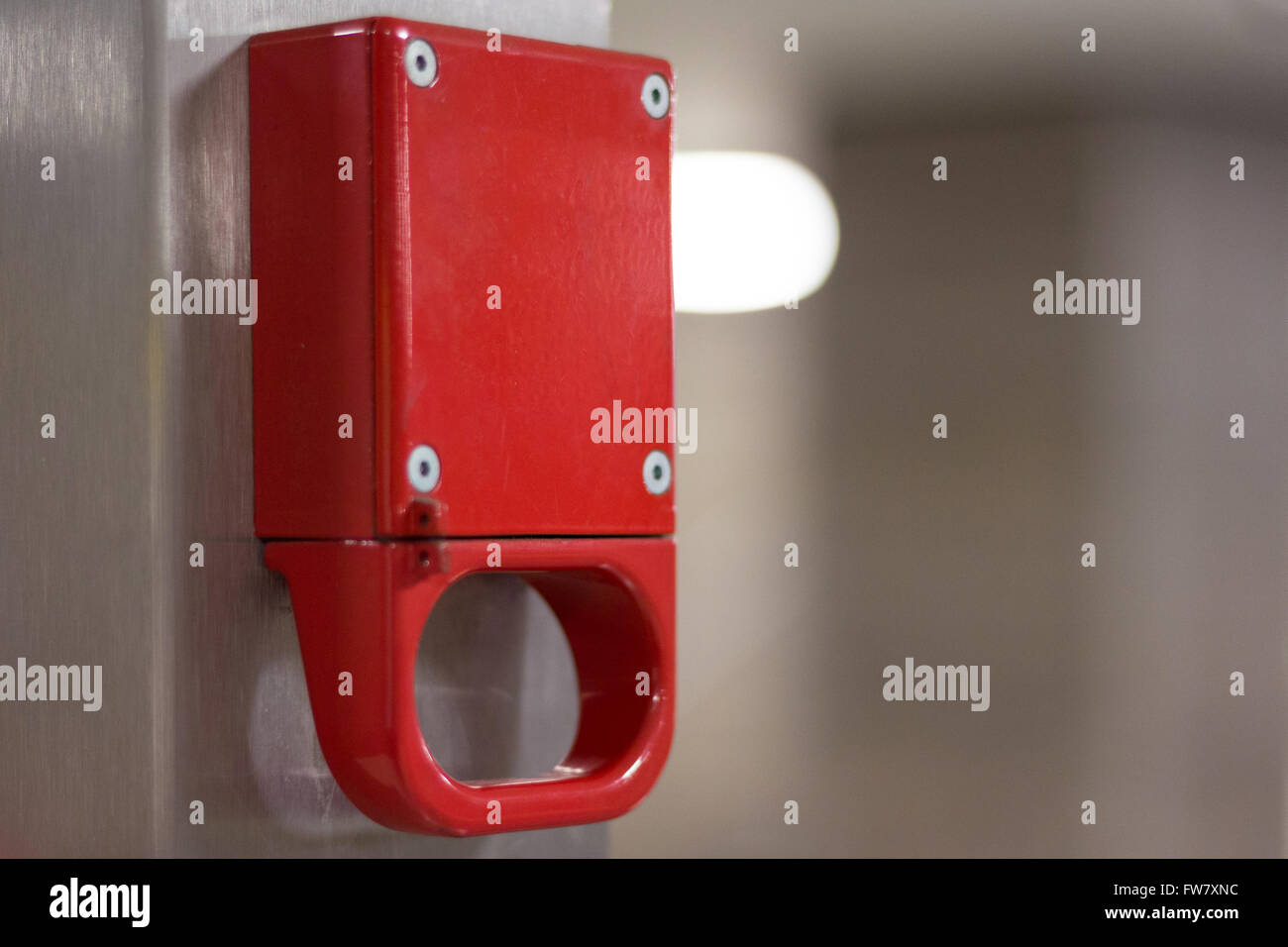 leere rote Notbremse Mock-up in u-Bahnstation. Stockfoto