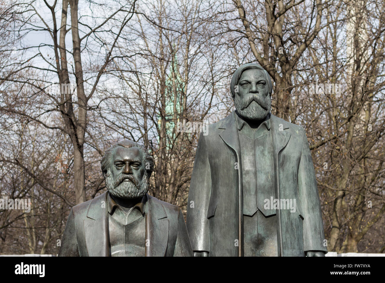 Berlin, Deutschland - 30. März 2016: Statue von Karl Marx und Friedrich Engels nahe Alexanderplatz in Berlin, Deutschland. Stockfoto