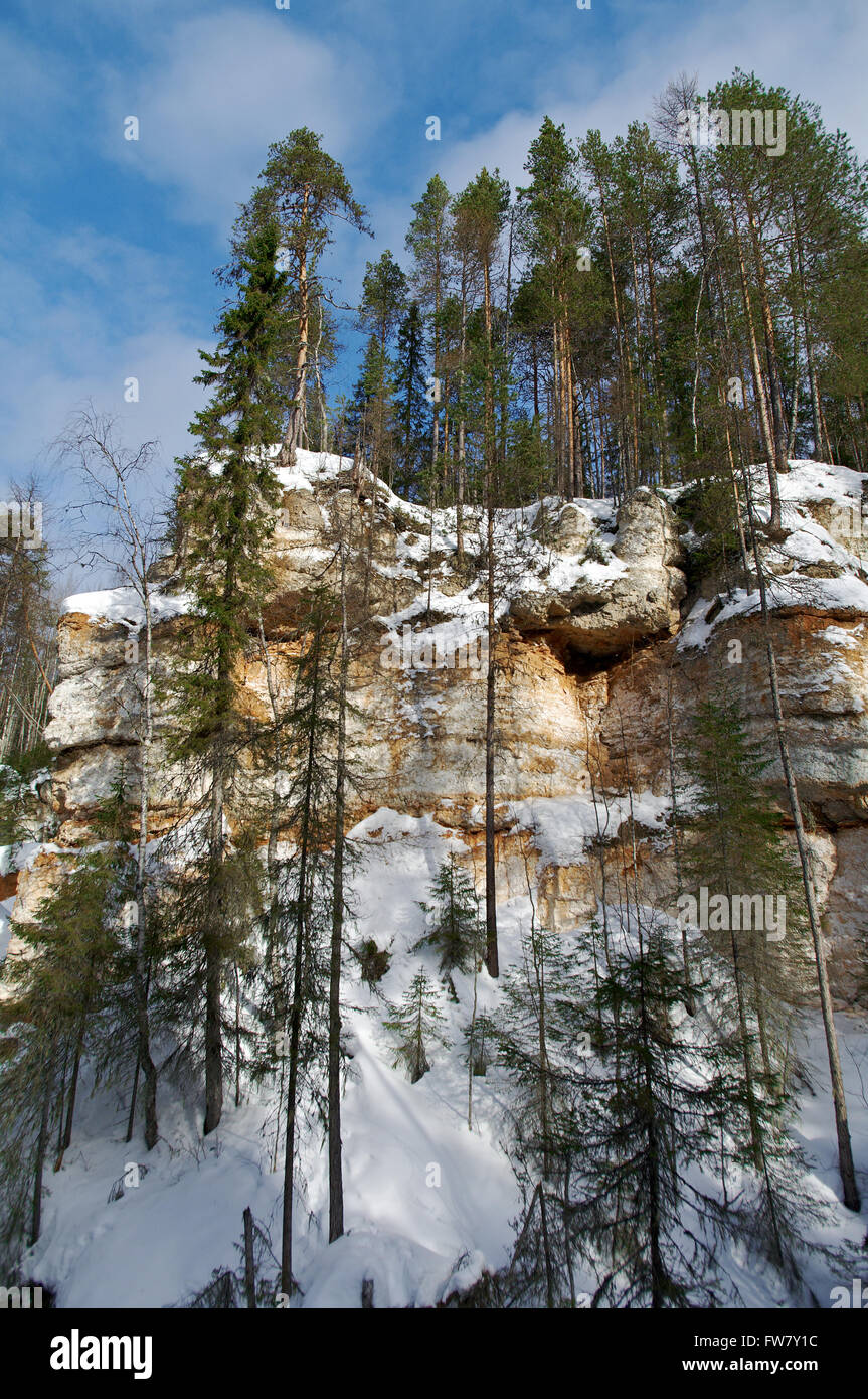 Formationen von Karst mit Taiga Winterwald verursacht. Arhangelsk Region. Russland Stockfoto