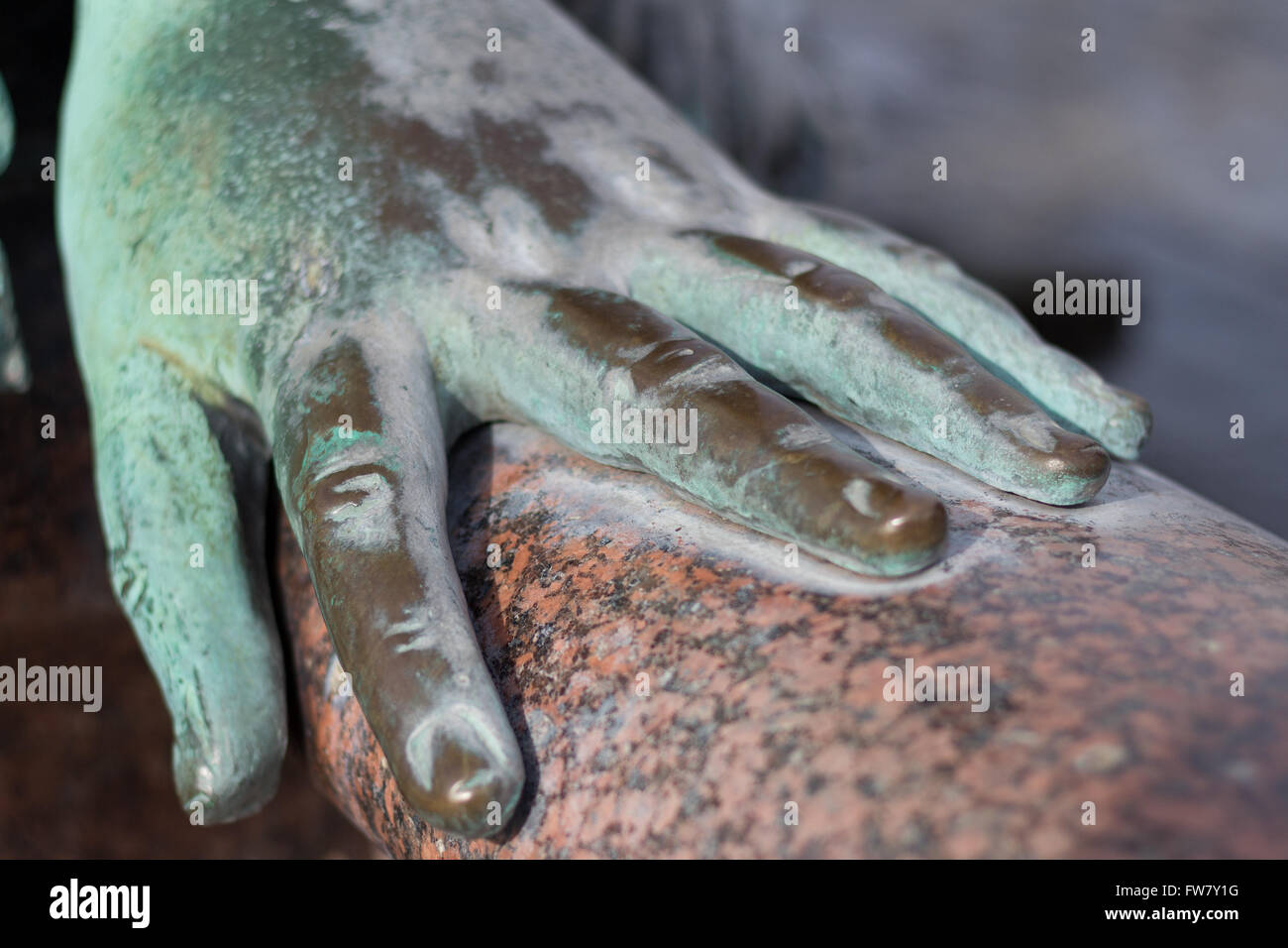 Metall Hand eine alte Bronzestatue Handauflegen Stockfoto