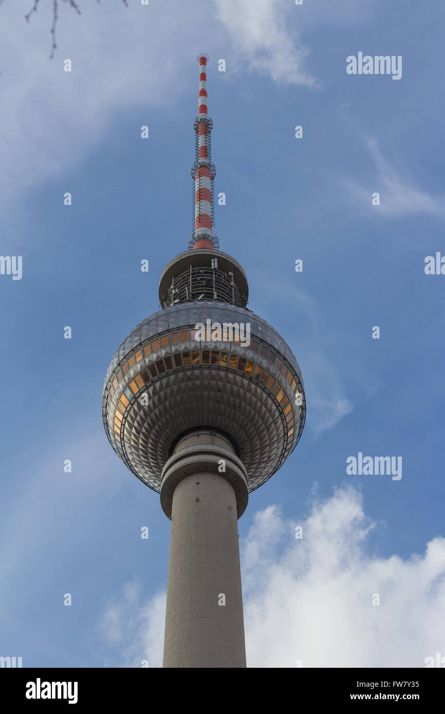 Fernsehturm (Fernsehturm / Fernsehturm) befindet sich am Alexanderplatz in Berlin, Deutschland Stockfoto