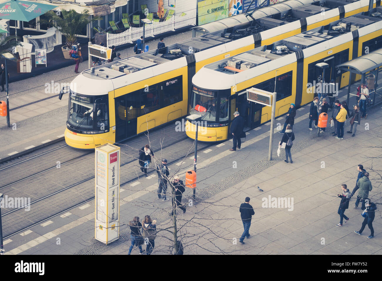 Berlin, Deutschland - 30. März 2016: Menschen am Bahnhof Straßenbahn station am Alexanderplatz in Berlin, Deutschland. Stockfoto