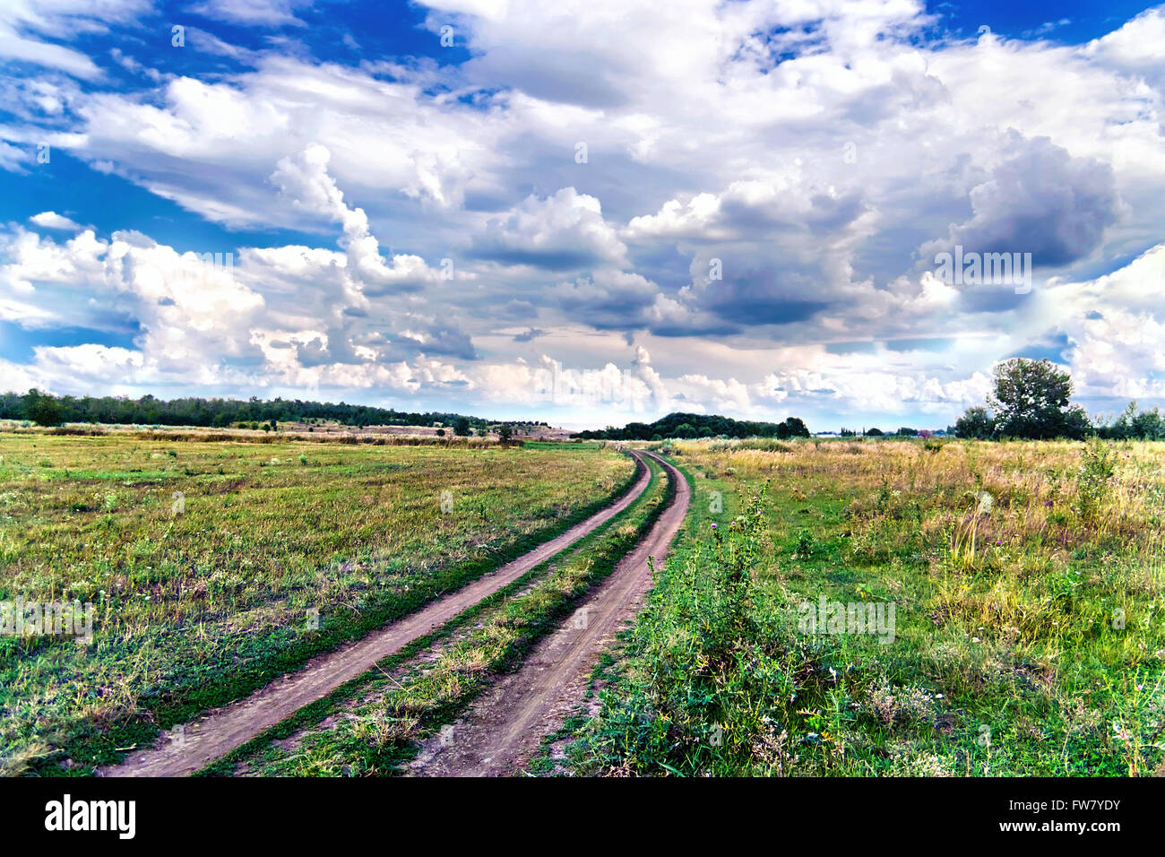 Ländlichen Landstraße in der Mitte des Feldes Stockfoto