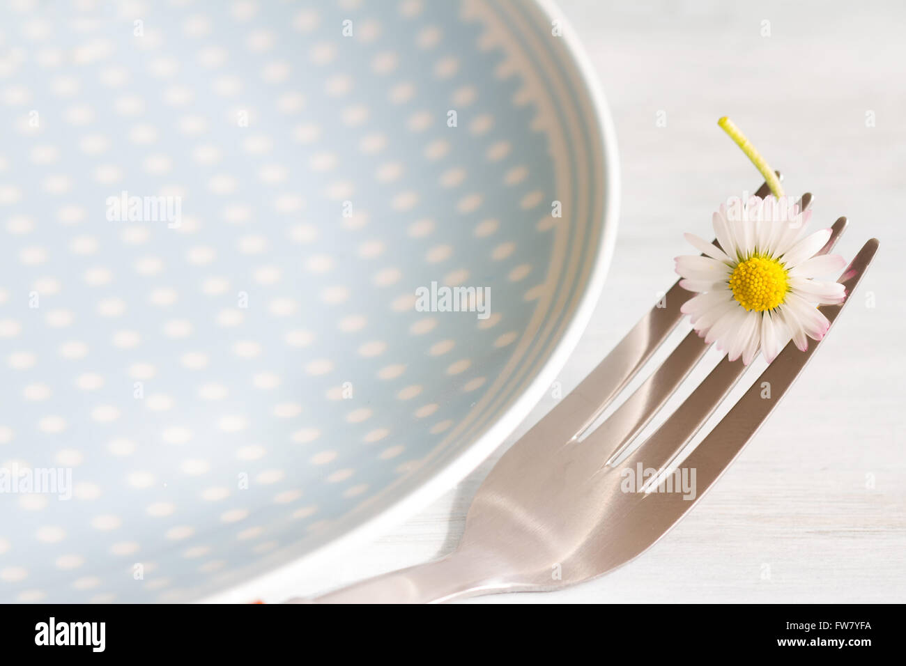 Frühling Essen abstrakten Hintergrund mit Daisy auf der Gabel-Nahaufnahme Stockfoto