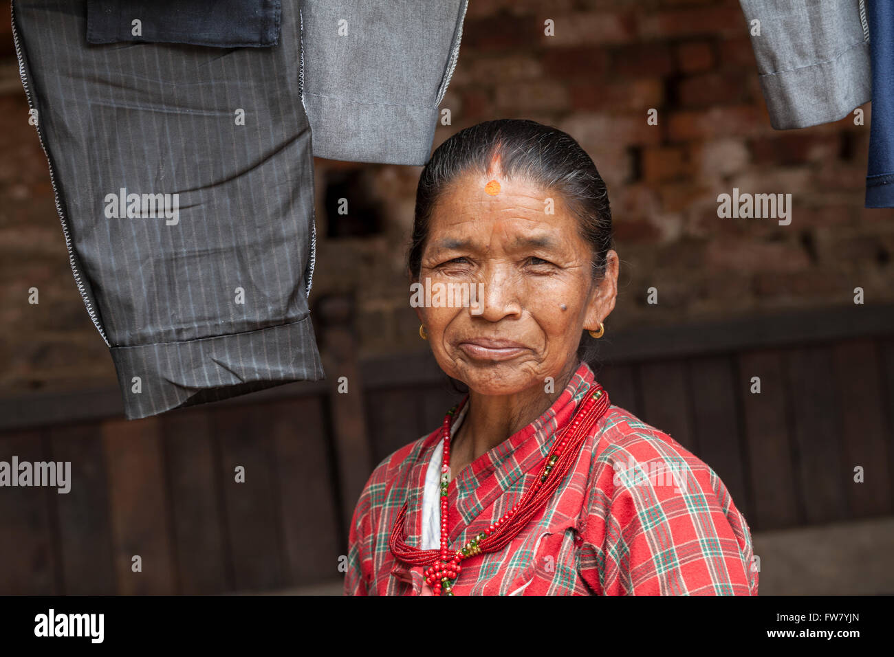 Eine undefinierte nepalesischen alte buddhistische / Hindu-Frau fotografiert in Nepal Stockfoto