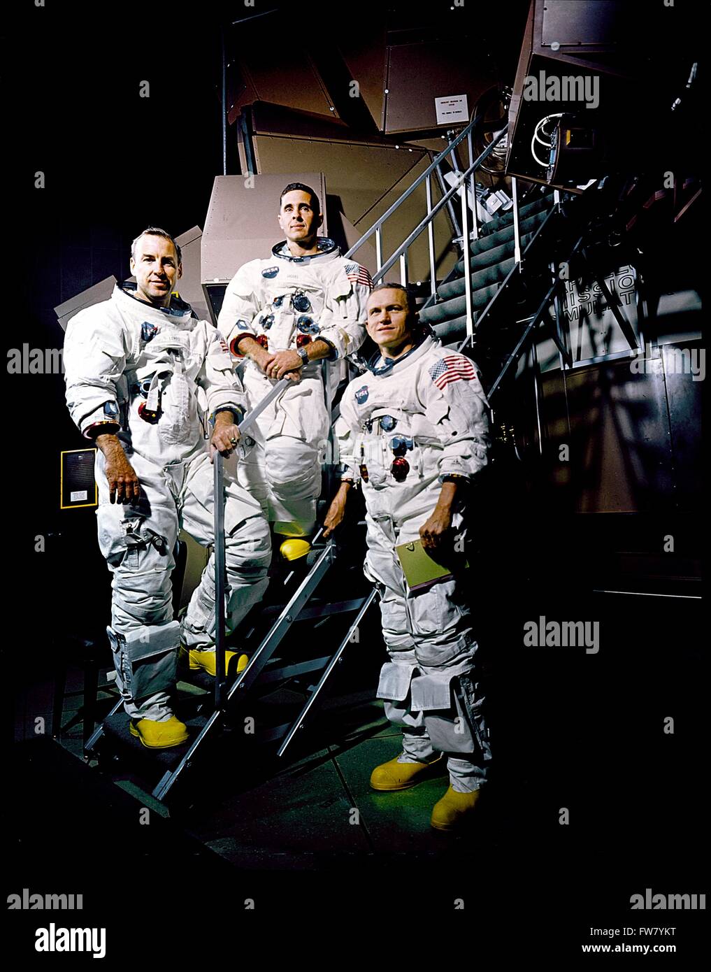 Erstklassige Besatzung der Apollo 8 stellte in ihren Raumanzügen vor den Flugsimulator am Kennedy Space Center 22. November 1968 in Cape Canaveral, Florida. Von links nach rechts sind: James A. Lovell Jr., William A. Anders und Frank Borman. Stockfoto