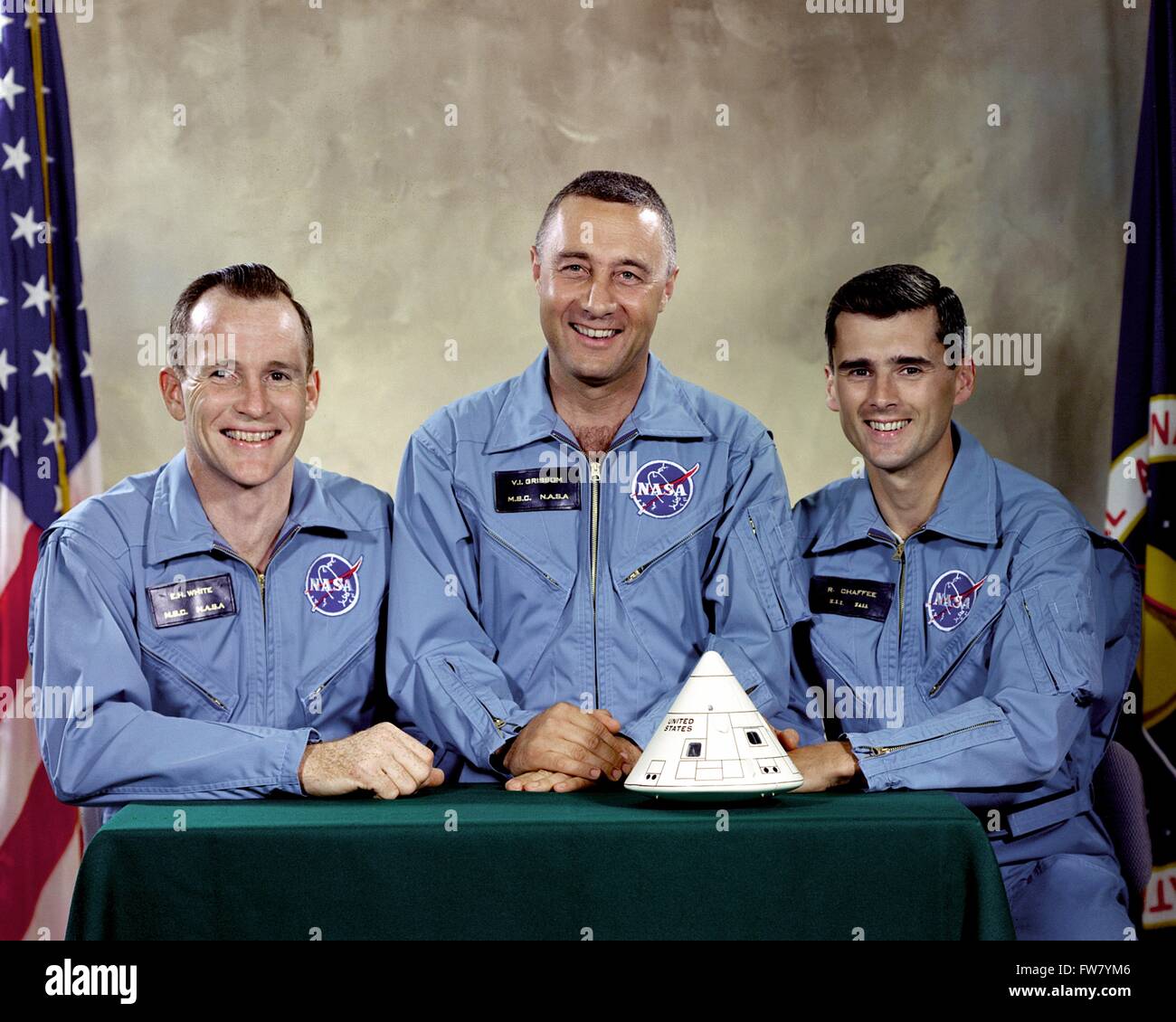 Die original erstklassige Crew des ersten bemannten Apollo-Weltraummission posieren für ein Gruppenfoto in ihren blauen Flug Anzügen am Johnson Space Center 31. März 1966 in Houston, Texas. Von links nach rechts sind: Edward H. White II, Virgil Gus Grissom und Roger Chaffee. Am 27. Januar 1967 während einer routinemäßigen simulierten Start testen an Bord der Apollo Saturn V Mondrakete, ein elektrischer Kurzschluss in Apollo-Kommandokapsel entzündet Reinsauerstoff Umwelt und innerhalb von wenigen Sekunden alle drei Besatzungsmitglieder der Apollo 1 umgekommen sind. Stockfoto