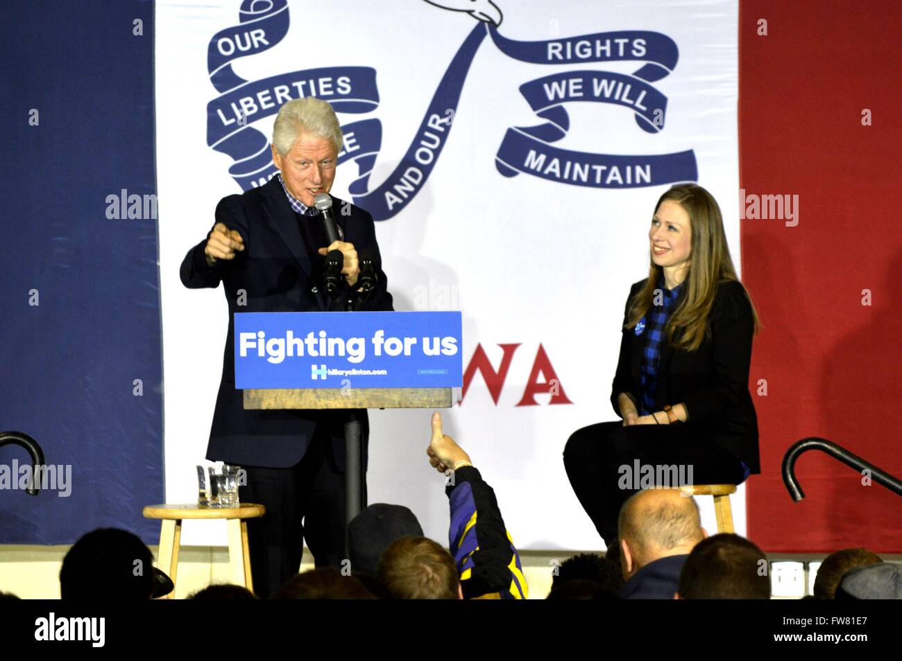 Der ehemalige Präsident Bill Clinton und Chelsea Clinton sprach im Namen der ehemaligen demokratischen Präsidentschaftskandidaten Hillary Clinton an Lincoln High School 16. Januar 2016 in Des Moines, Iowa. Stockfoto