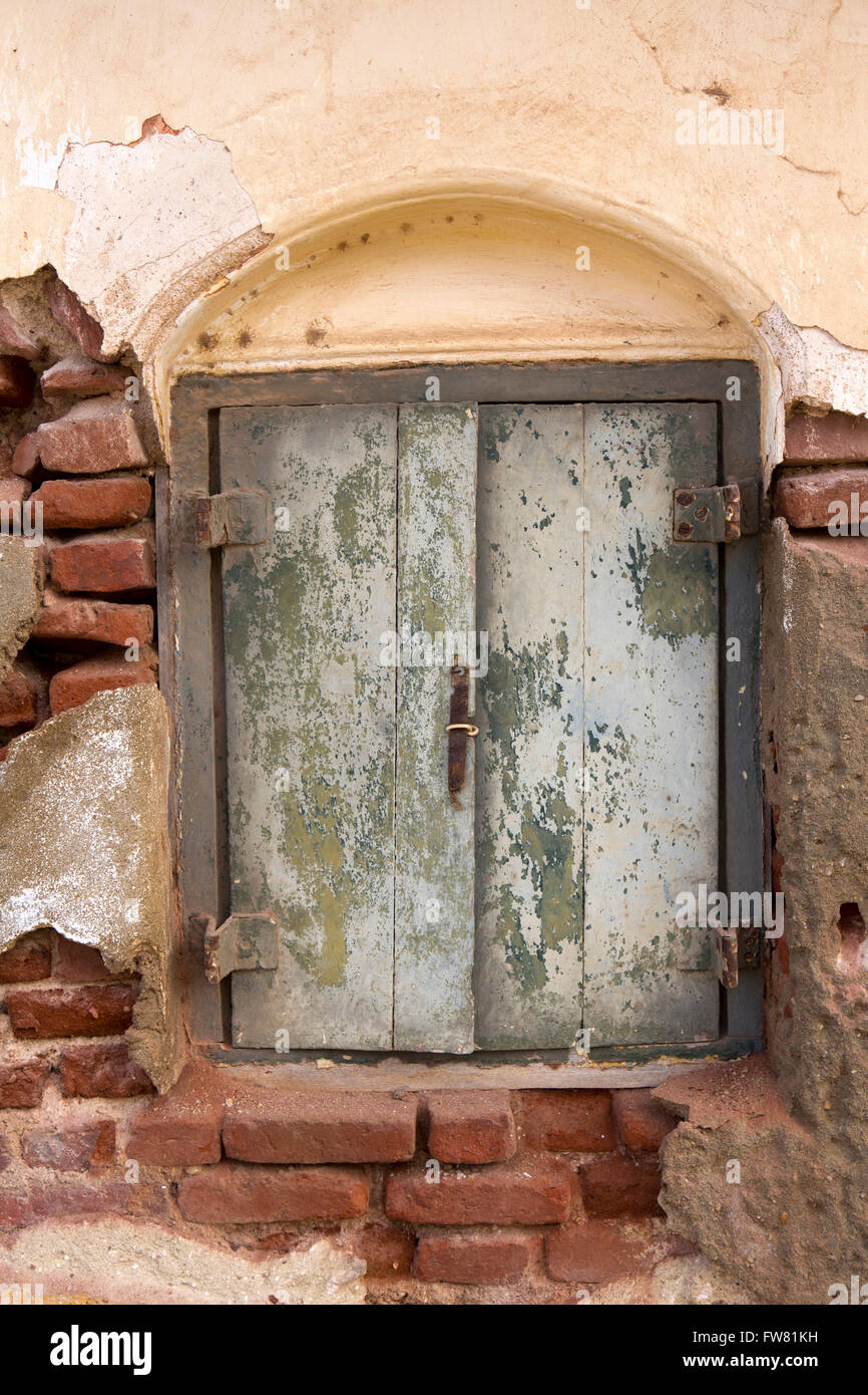 Sri Lanka, Trincomalee, gewölbte Fenster des alten Hauses Tsunami beschädigt Stockfoto