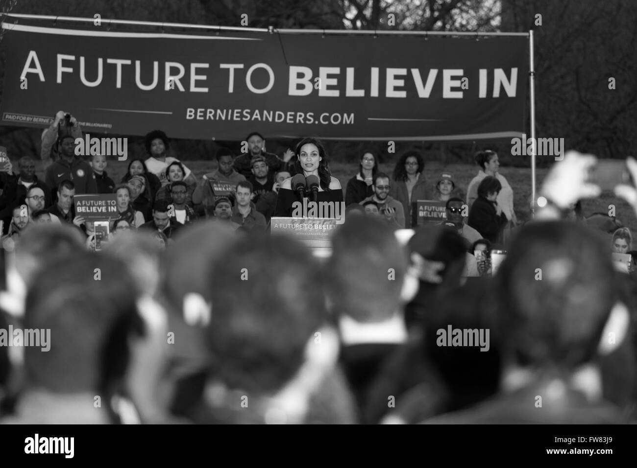 New York, USA. 31. März 2016. Rosario Dawson spricht, während Senator Bernie Sanders Rallye bei Kampagne-Rallye in der Bronx im Saint Mary Park © Lev Radin/Alamy Live-Nachrichten Stockfoto