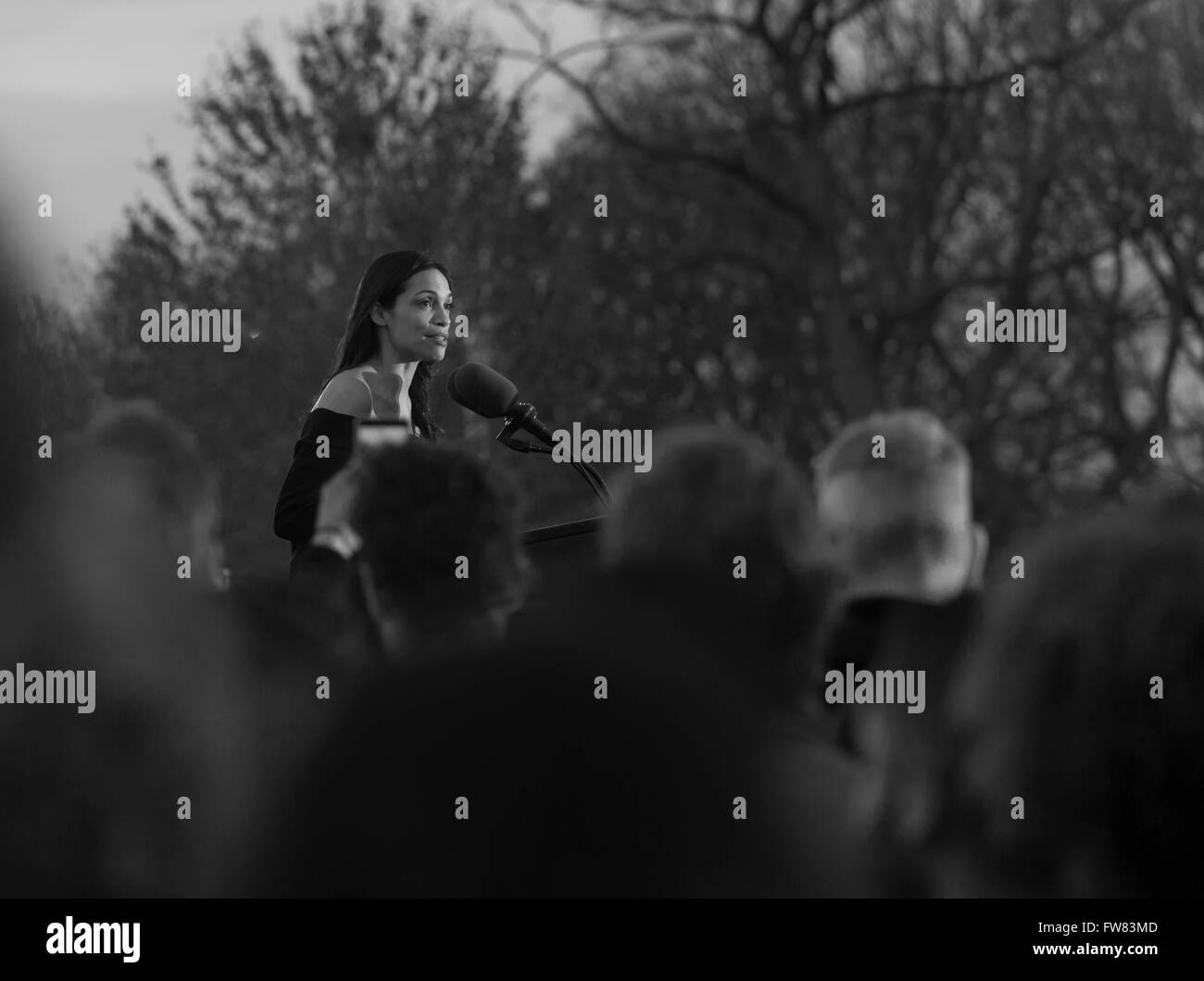 New York, USA. 31. März 2016. Rosario Dawson spricht, während Senator Bernie Sanders Rallye bei Kampagne-Rallye in der Bronx im Saint Mary Park © Lev Radin/Alamy Live-Nachrichten Stockfoto