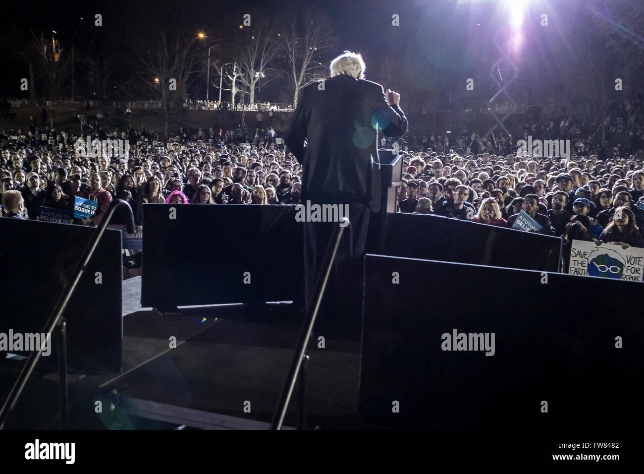 Bronx, Vereinigte Staaten von Amerika. 31. März 2016. Senator Bernie Sanders kommt nach Hause zurück zu seinen Wurzeln in New York City, zu den 19. April gewinnen sucht Präsidentschafts-Vorwahlen in New York. Eine geschätzte 20 000 Menschen reisten aus aller die Tri-State Area St. Marien Park in der South Bronx. Mit einer schweren Sicherheitspräsenz bestehend aus absondern, Service und der NYPD warteten viele in Zeile stundenlang für die Brooklyn geborenen Präsidenten Hoffnung um der Masse zu elektrifizieren. Bildnachweis: Michael Nigro/Pacific Press/Alamy Live-Nachrichten Stockfoto