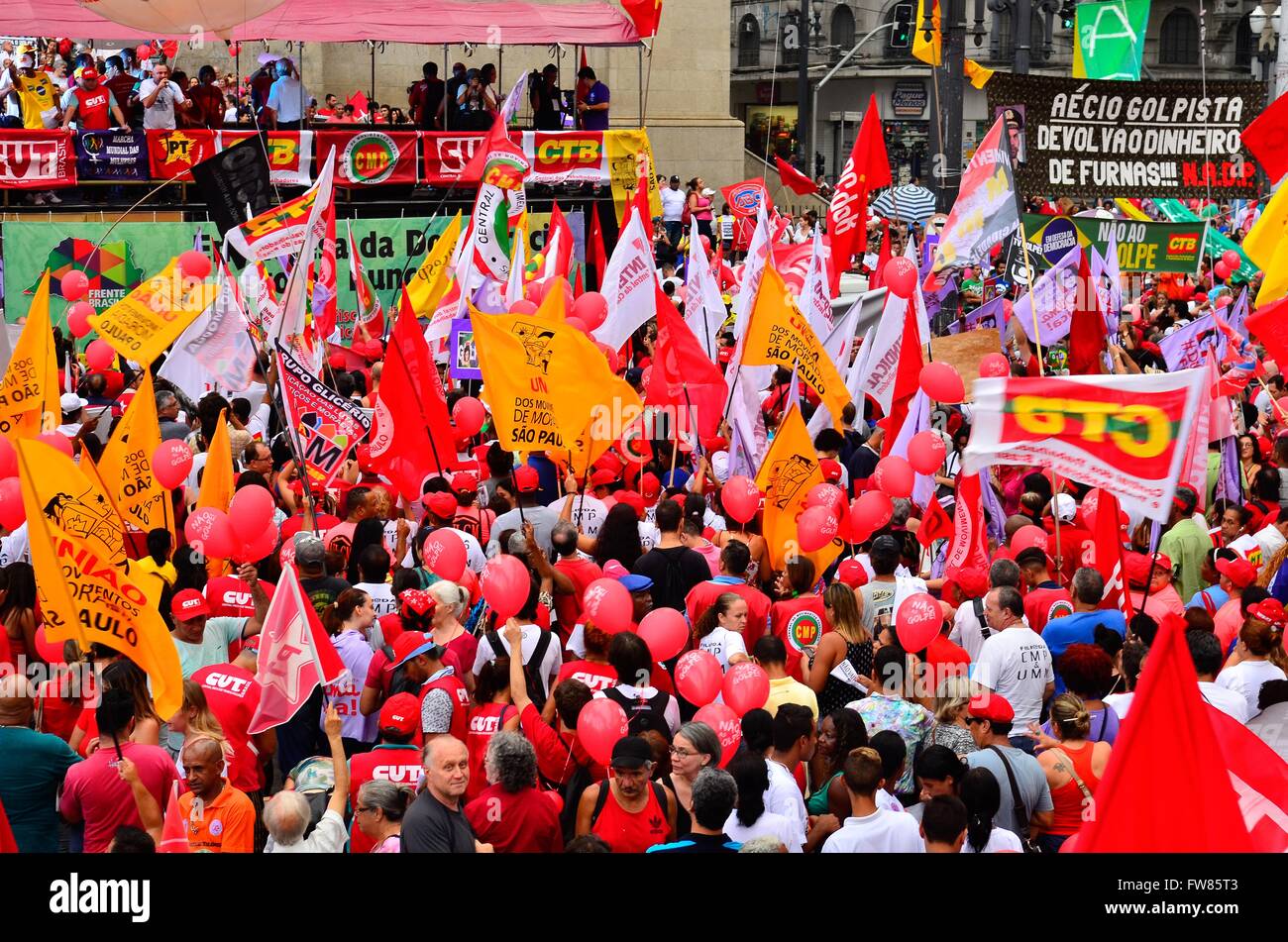 Rio De Janeiro, Brasilien. 31. März 2016. Tausende von Anhängern des ehemaligen Präsidenten Lula da Silva und aktuelle Präsidentin Dilma Rousseff Kundgebung vor dem Se Platz 31. März 2016 in Sao Paulo, Brasilien. Die Regierung von Präsidentin Dilma Rousseff ist Wellen von Protesten konfrontiert, wie die Wirtschaft sinkt und ein massiven Korruptionsskandal ihre Verwaltung rockt. Bildnachweis: Planetpix/Alamy Live-Nachrichten Stockfoto