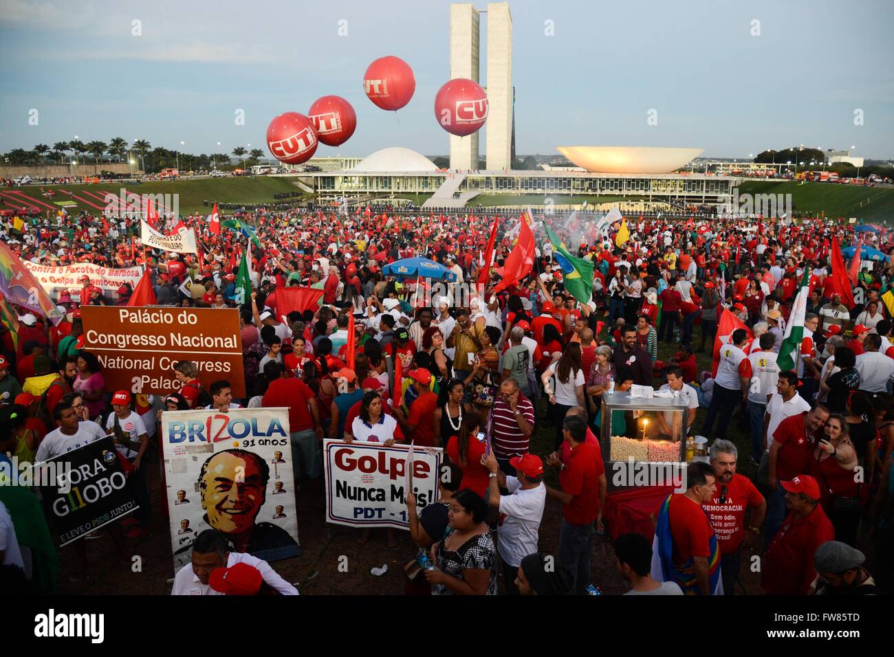 Rio De Janeiro, Brasilien. 31. März 2016. Tausende Anhänger der pro-Regierung Rallye außerhalb Kongress gegen die Amtsenthebung von Präsidentin Dilma Rousseff 31. März 2016 in Rio De Janeiro, Brasilien. Die Regierung von Präsidentin Dilma Rousseff ist Wellen von Protesten konfrontiert, wie die Wirtschaft sinkt und ein massiven Korruptionsskandal ihre Verwaltung rockt. Bildnachweis: Planetpix/Alamy Live-Nachrichten Stockfoto