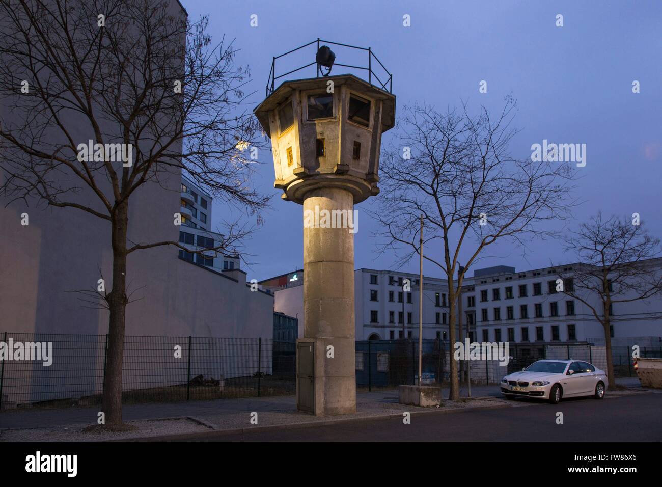Bild zeigt die "BT-6" Wachturm in Berlins Mitte Bezirk on12 März 2016. Der Wachturm wurde in1966 erbaut und ist eines von mehr als 200, die errichtet worden war von der DDR, den Bereich neben der ehemaligen Berliner Mauer zu kontrollieren. Stockfoto