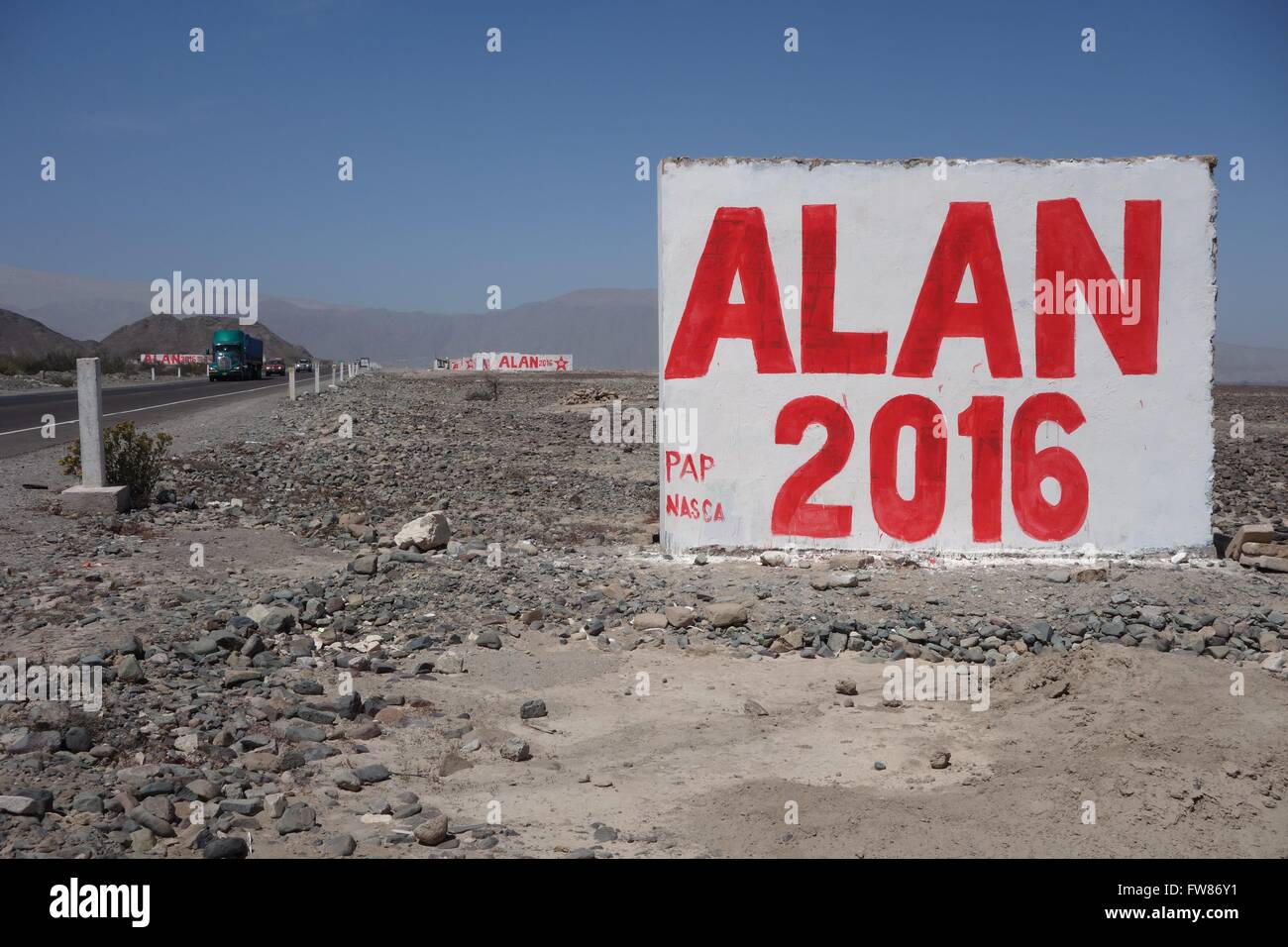 Plakate für politische Werbung sind in Peru bekannt. Aber Wände werden verwendet für die Darstellung der Namen der Kandidaten. -Alan (García) regierte bereits zweimal Peru: 1985-1990 und 2006-2011. Jetzt läuft er bei den Wahlen im April 2016. (2015-08-14) Stockfoto